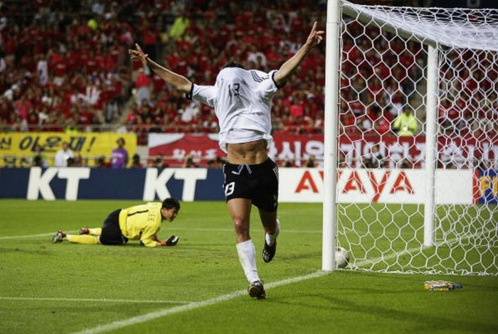 Ballack ăn mừng bàn thắng ấn định chiến thắng 1-0 của Đức trước Hàn Quốc tại bán kết World Cup 2002.